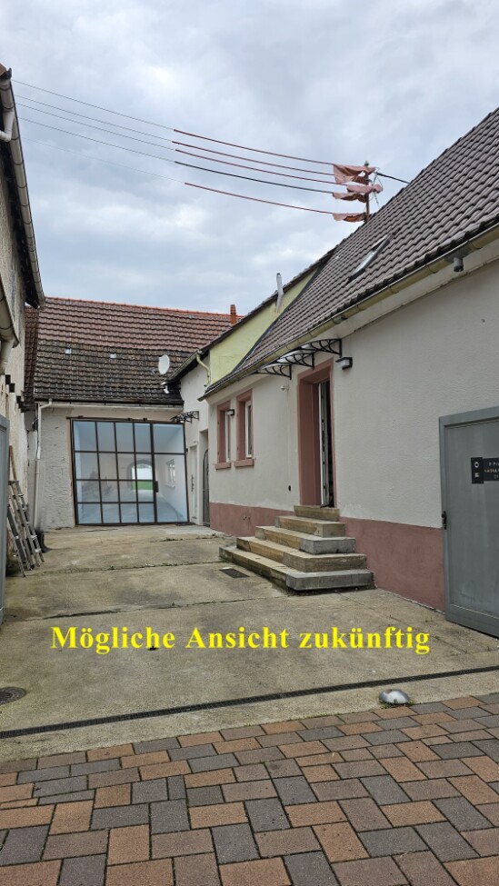 Großes Zweifamilienhaus mit Scheune und Garten